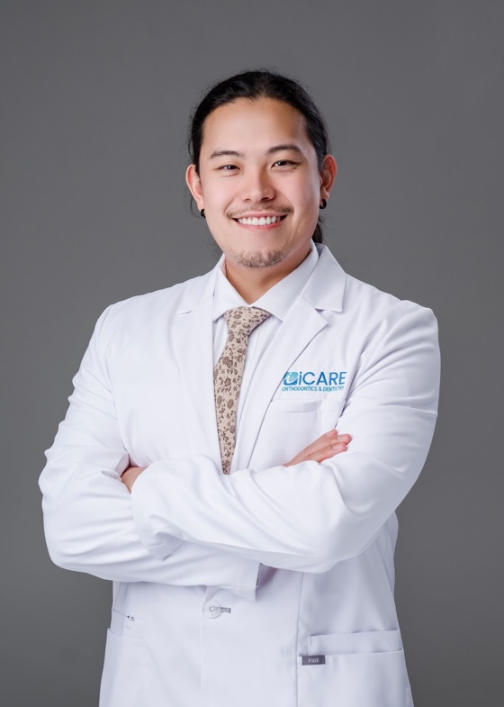Portrait of Dr. Aaron Manela, cosmetic and implant dentist at doctor-led private practice iCare Orthodontics and Dentistry
